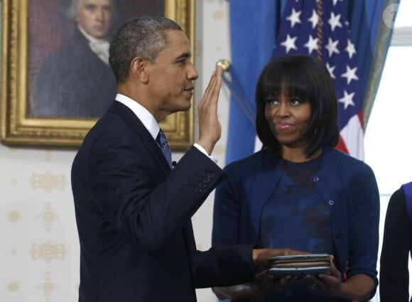 Le président Barack Obama prête serment devant le juge de la Cour suprême John Roberts, accompagné par sa femme Michelle Obama, dans le Salon Bleu de la Maison-Blanche, à Washington, le 20 janvier 2013.