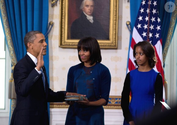 Barack Obama prête serment devant le juge de la Cour suprême John Roberts, accompagné par sa femme Michelle Obama, dans le Salon Bleu de la Maison-Blanche, à Washington, le 20 janvier 2013.
