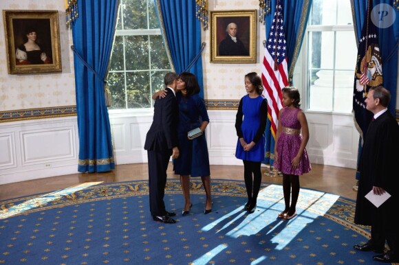 Barack Obama prête serment devant le juge de la Cour suprême John Roberts, accompagné par sa femme Michelle Obama, dans le Salon Bleu de la Maison-Blanche, à Washington, le 20 janvier 2013.