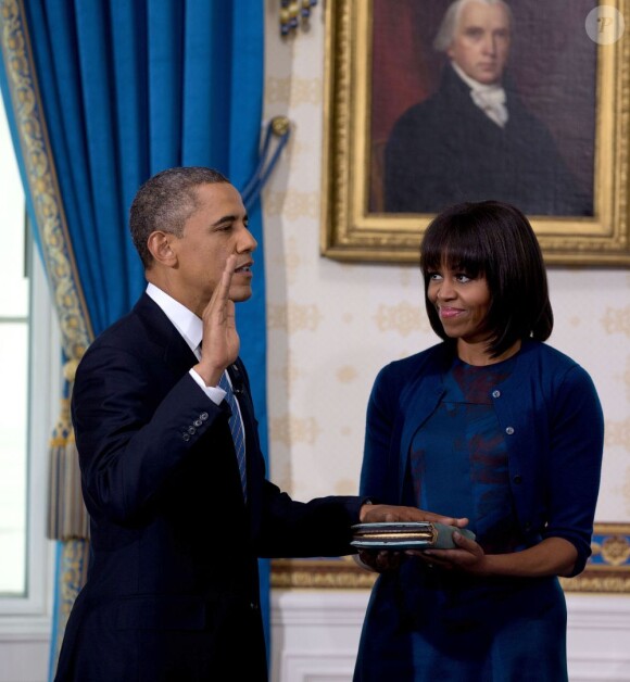 Barack Obama prête serment devant le juge de la Cour suprême John Roberts, accompagné par sa femme Michelle Obama, dans le Salon Bleu de la Maison-Blanche, à Washington, le 20 janvier 2013.