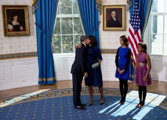 Barack Obama prête serment devant le juge de la Cour suprême John Roberts, accompagné par sa femme Michelle Obama, dans le Salon Bleu de la Maison-Blanche, à Washington, le 20 janvier 2013.