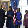 Barack Obama prête serment devant le juge de la Cour suprême John Roberts, accompagné par sa femme Michelle Obama, dans le Salon Bleu de la Maison-Blanche, à Washington, le 20 janvier 2013.
