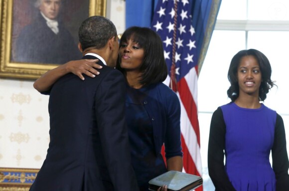 Barack Obama prête serment devant le juge de la Cour suprême John Roberts, accompagné par sa femme Michelle Obama, dans le Salon Bleu de la Maison-Blanche, à Washington, le 20 janvier 2013.