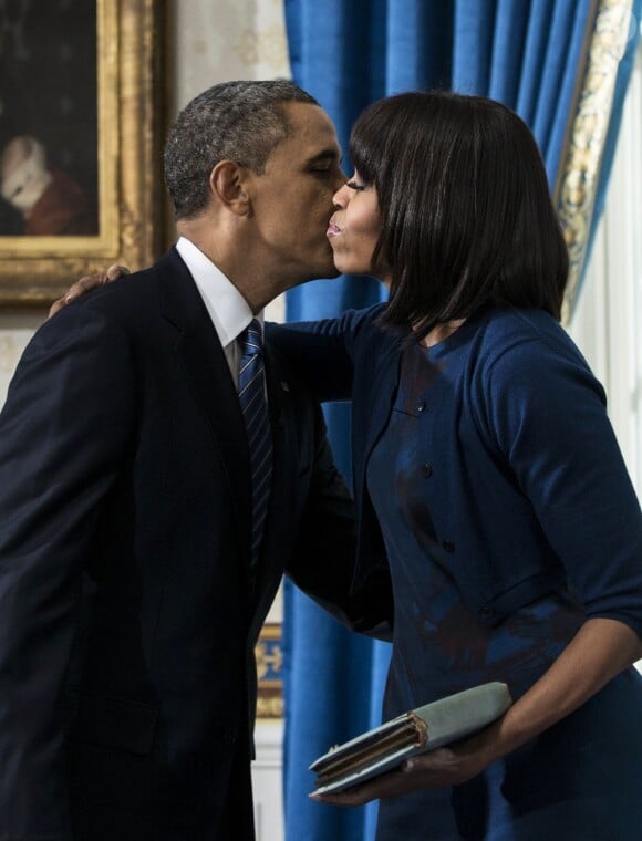 Barack Obama prête serment devant le juge de la Cour suprême John Roberts, accompagné par sa femme Michelle Obama, dans le Salon Bleu de la Maison-Blanche, à Washington, le 20 janvier 2013.