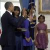 Barack Obama prête serment devant le juge de la Cour suprême John Roberts, accompagné par sa femme Michelle Obama et ses filles Malia et Sasha, dans le Salon Bleu de la Maison-Blanche, à Washington, le 20 janvier 2013.