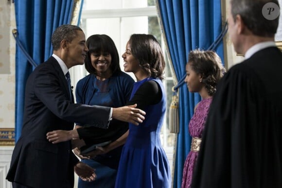 Barack Obama prête serment devant le juge de la Cour suprême John Roberts, accompagné par sa femme Michelle Obama, dans le Salon Bleu de la Maison-Blanche, à Washington, le 20 janvier 2013.