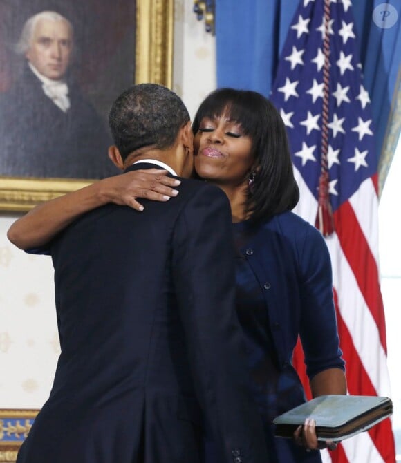 Barack Obama prête serment devant le juge de la Cour suprême John Roberts, accompagné par sa femme Michelle Obama, dans le Salon Bleu de la Maison-Blanche, à Washington, le 20 janvier 2013.