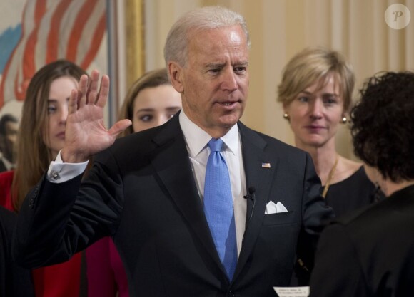Joe Biden prête serment comme vice-président des États-Unis, à la résidence Naval Observatory à Washington, le 20 janvier 2013.
 