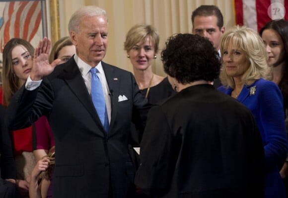 Joe Biden prête serment comme vice-président des États-Unis, à la résidence Naval Observatory à Washington, le 20 janvier 2013.