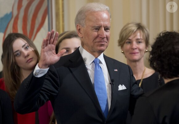 Joe Biden prête serment comme vice-président des États-Unis, à la résidence Naval Observatory à Washington, le 20 janvier 2013.
