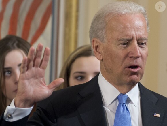 Joe Biden prête serment comme vice-président des États-Unis, à la résidence Naval Observatory à Washington, le 20 janvier 2013.