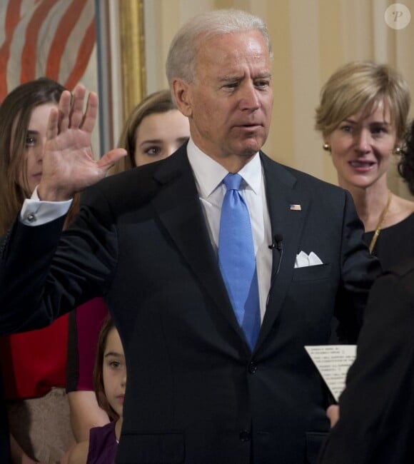 Joe Biden prête serment comme vice-président des États-Unis, à la résidence Naval Observatory à Washington, le 20 janvier 2013.