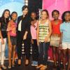 Kim Kardashian, enceinte, prend des photos avec ses jeunes fans lors de l'événement Ma Life dans la boite de nuit LifeStar. Abidjan, le 20 janvier 2013.