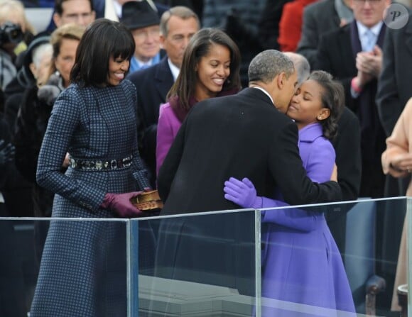 Barack Obama, sa femme Michelle et ses filles Sasha et Malia lors de la cérémonie d'investiture qui se tenait devant le Capitole de Washington le 21 janvier 2013