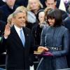 Barack Obama prête serment sur la bible devant sa femme Michelle lors de la cérémonie d'investiture qui se tenait devant le Capitole de Washington le 21 janvier 2013