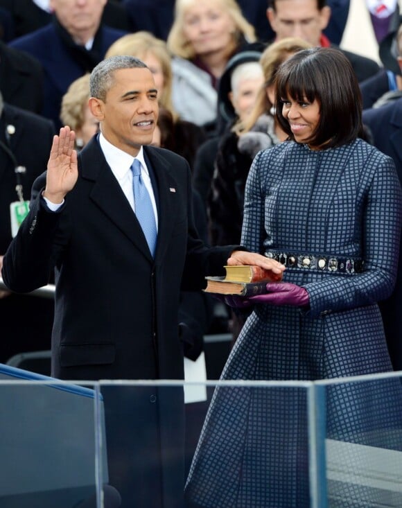 Barack Obama prête serment sur la bible devant sa femme Michelle lors de la cérémonie d'investiture qui se tenait devant le Capitole de Washington le 21 janvier 2013