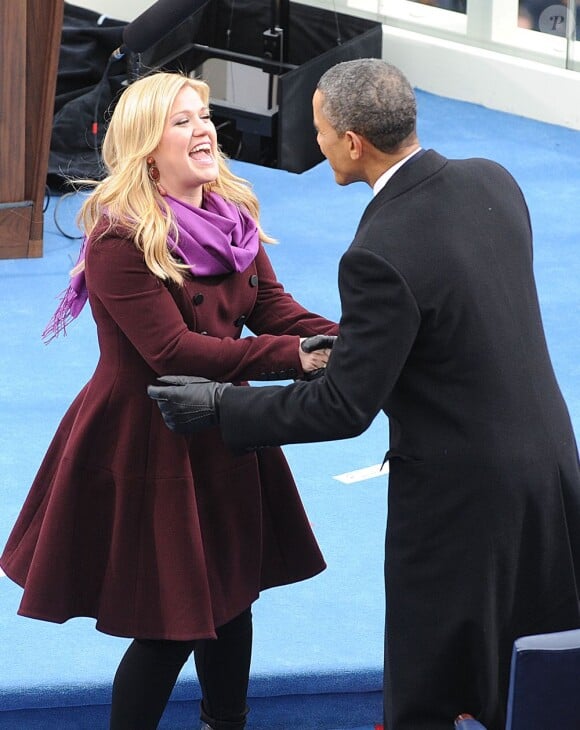 Kelly Clarkson et Barack Obama lors de la cérémonie d'investiture du président qui se tenait devant le Capitole de Washington le 21 janvier 2013