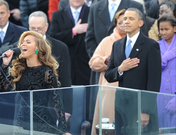 Beyoncé chante l'hymne national lors de la cérémonie d'investiture de Barack Obama qui se tenait devant le Capitole de Washington le 21 janvier 2013