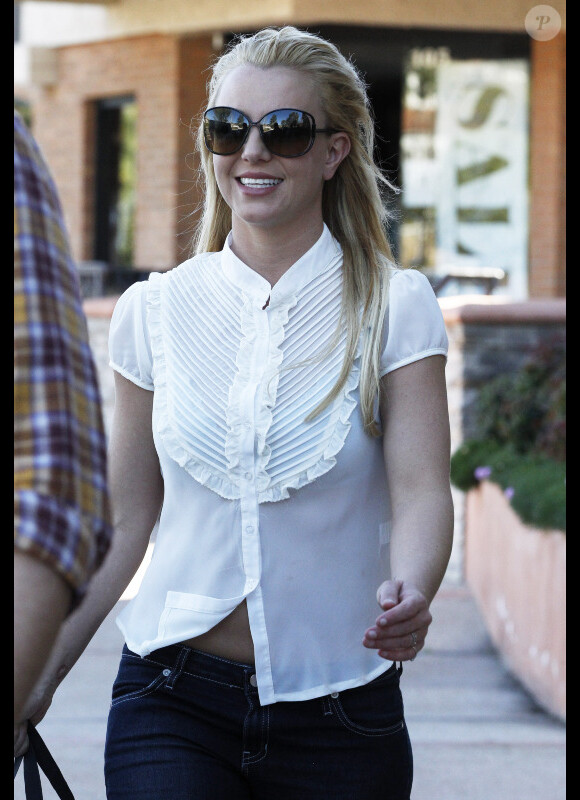 Détendue et souriante, Britney Spears fait du shopping à Thousand Oaks, le 21 janvier 2013.
