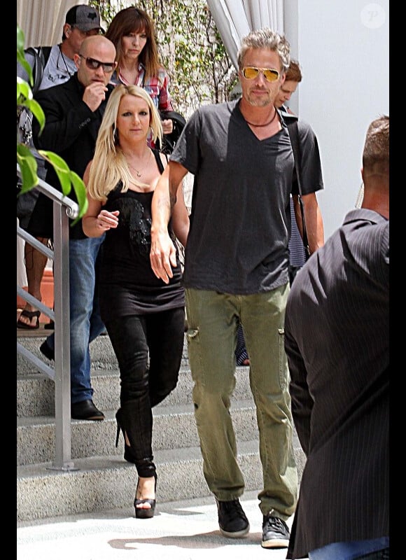 Britney Spears et son ex-chéri Jason Trawick quittent leur hôtel à Miami, le 24 juillet 2012.