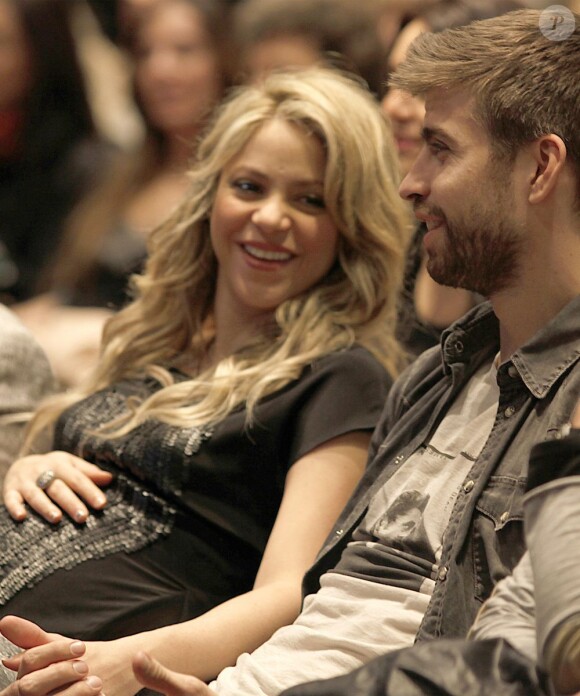 Shakira et son amoureux Gerard Piqué lors d'une conférence du père de la chanteuse à Barcelone le 14 janvier 2013
