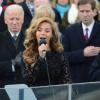 Beyoncé chante l'hymne national des Etats-Unis pour le président Barack Obama, à Washington le 21 janvier 2013.