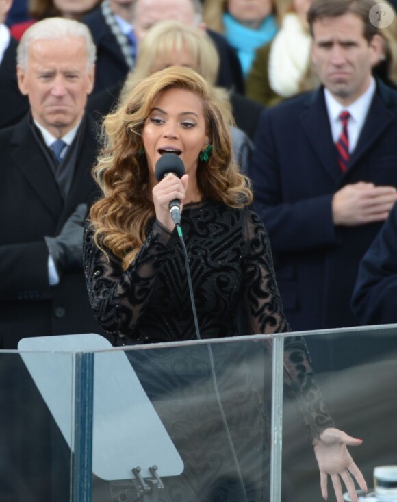 Beyoncé chante l'hymne national des Etats-Unis pour le président Barack Obama, à Washington le 21 janvier 2013.