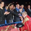 Sous les yeux de sa fille Pauline, de son frère Albert, de sa belle-soeur Charlene et de son neveu Pierre, la princesse Stéphanie reçoit les hommages du maître de cérémonie lors du gala de remise des prix au 37e Festival international du cirque de Monte-Carlo, le 22 janvier 2013 au chapiteau Fontvieille.