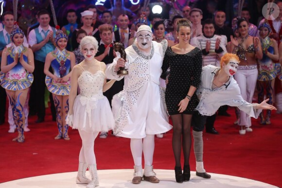 Pauline Ducruet pose avec des lauréats au gala de remise des prix au 37e Festival international du cirque de Monte-Carlo, le 22 janvier 2013 au chapiteau Fontvieille.