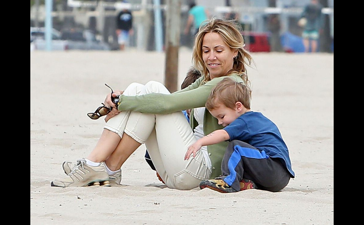 Vidéo La belle Sheryl Crow emmène ses enfants Levi et Wyatt à la