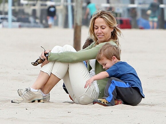 La belle Sheryl Crow emmène ses enfants Levi et Wyatt à la plage à Venice, le 23 janvier 2013.