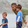 Sheryl Crow emmène ses enfants Levi et Wyatt à la plage à Venice, à Los Angeles, le 23 janvier 2013.