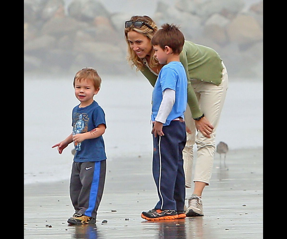 Vidéo Sheryl Crow emmène ses enfants Levi et Wyatt à la plage à