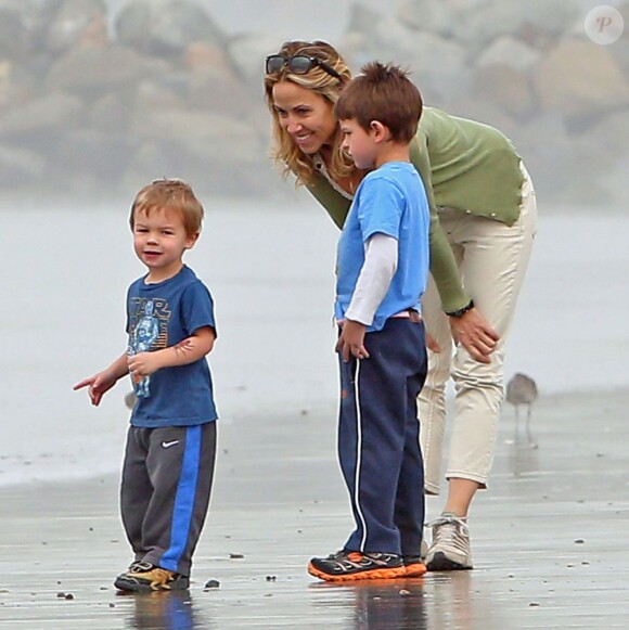 Sheryl Crow emmène ses enfants Levi et Wyatt à la plage à Venice, à Los Angeles, le 23 janvier 2013.