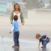 Sheryl Crow emmène ses enfants Levi et Wyatt à la plage à Venice, le 23 janvier 2013.