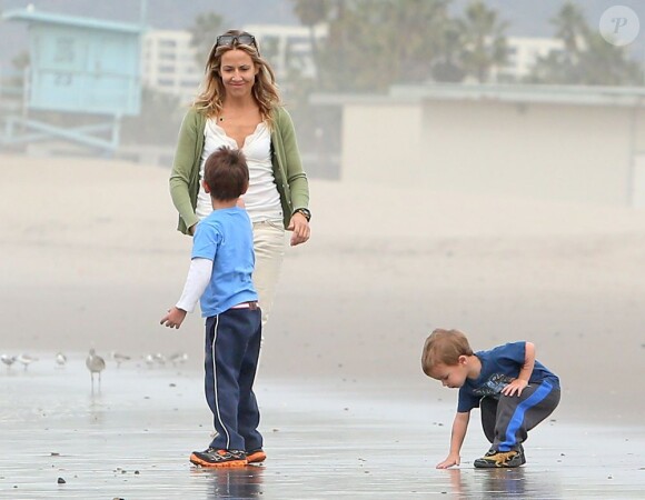 Sheryl Crow emmène ses enfants Levi et Wyatt à la plage à Venice, le 23 janvier 2013.