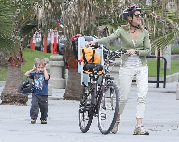 Sheryl Crow emmène ses enfants Levi et Wyatt à la plage à Venice, le 23 janvier 2013.