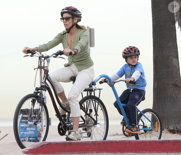 Sheryl Crow emmène ses enfants Levi et Wyatt à la plage à Venice, le 23 janvier 2013.
