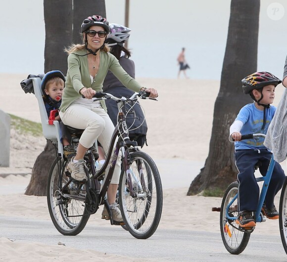 Sheryl Crow emmène ses enfants Levi et Wyatt à la plage à Venice, le 23 janvier 2013.