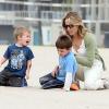 Sheryl Crow emmène ses enfants Levi et Wyatt à la plage à Venice, le 23 janvier 2013.