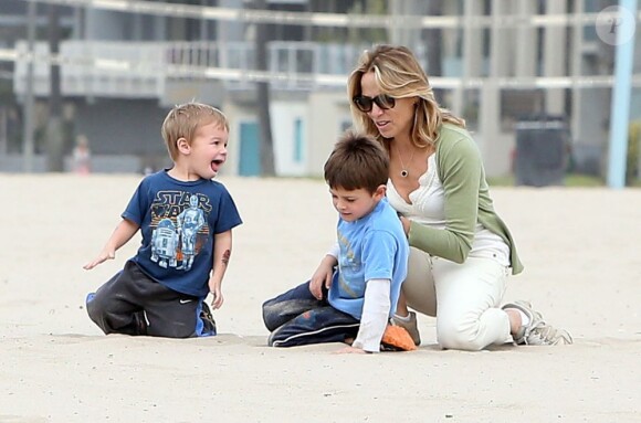 Sheryl Crow emmène ses enfants Levi et Wyatt à la plage à Venice, le 23 janvier 2013.
