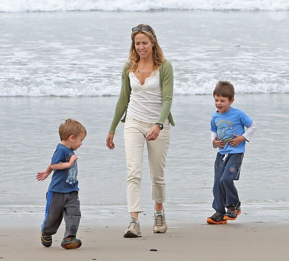 Sheryl Crow emmène ses enfants Levi et Wyatt à la plage à Venice, le 23 janvier 2013.