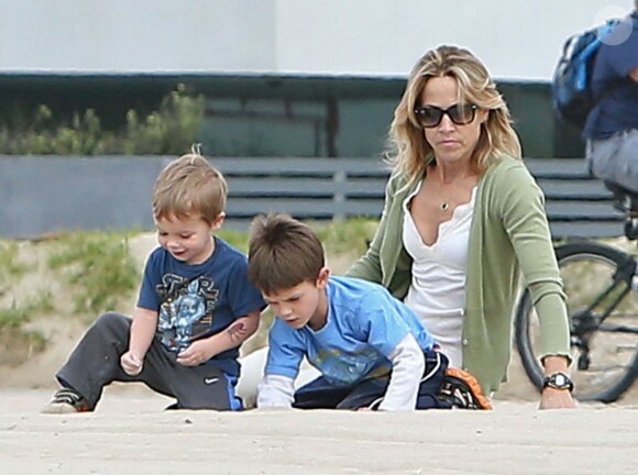La chanteuse Sheryl Crow emmène ses enfants Levi et Wyatt à la plage à Venice, le 23 janvier 2013.