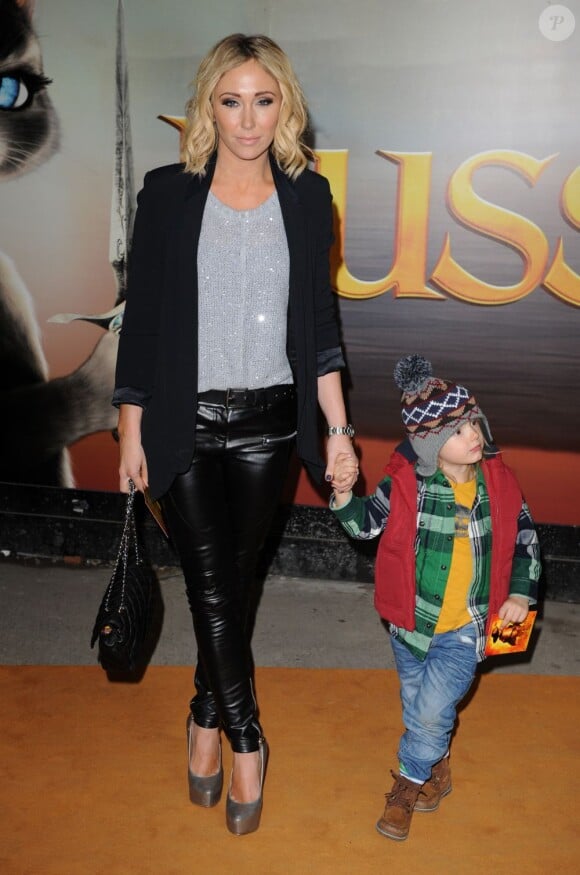 Jenny Frost (ex-Atomic Kitten), ici avec son fils Casper, 4 ans, en novembre 2011, a annoncé en août 2012 être enceinte de jumeaux, avec son mari Vicente Juan Spiteri.