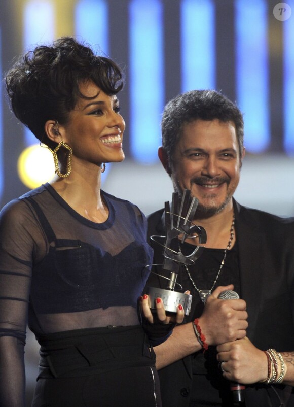 Alicia Keys et Alejandro Sanz sur la scène des 40 Principales awards à Madrid en Espagne le 24 janvier 2013.