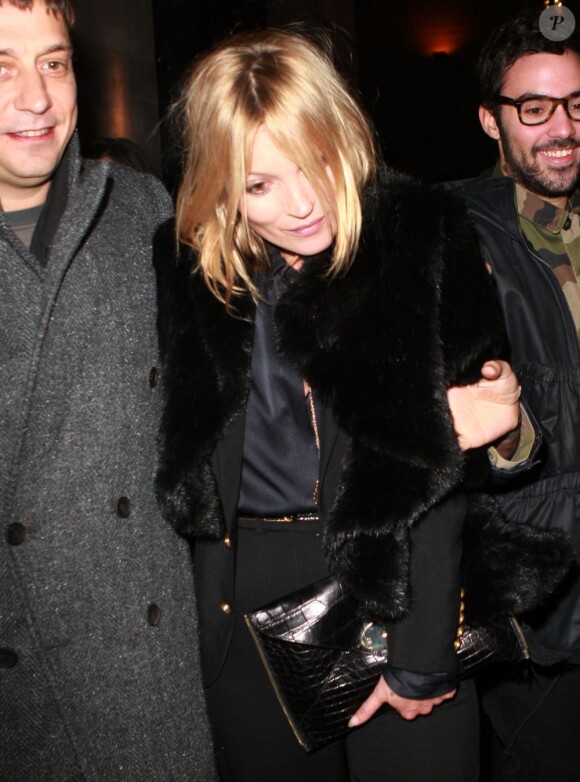 Kate Moss, souriante, et Jamie Hince lors d'une sortie nocturne à Londres le 23 janvier 2013