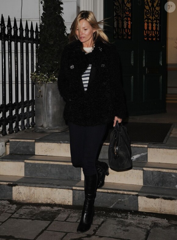 Kate Moss, toujours aussi lookée, quitte une clinique à Londres le 24 janvier 2013