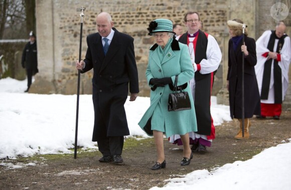 La reine Elizabeth II et son mari le duc d'Edimbourg bravaient la neige, le dimanche 20 janvier 2013, pour assister à la messe en l'église Ste Marie Madeleine de Sandringham.