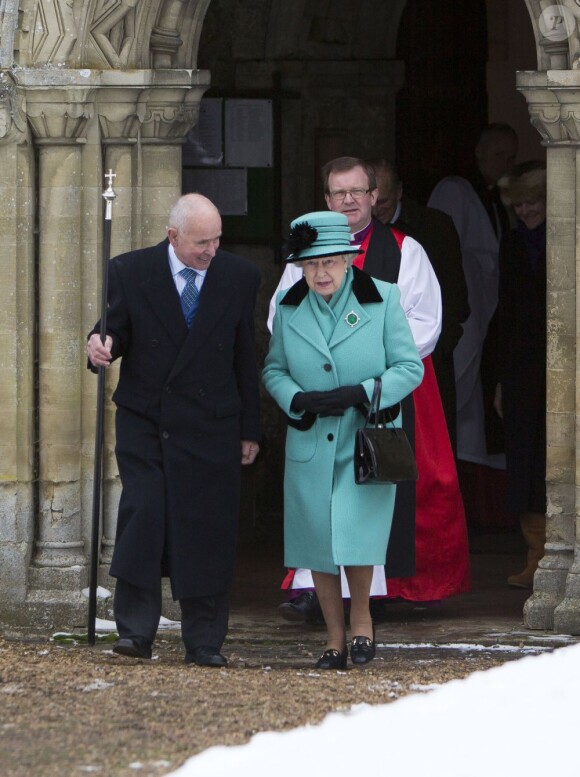 La reine Elizabeth II et son mari le duc d'Edimbourg bravaient la neige, le dimanche 20 janvier 2013, pour assister à la messe en l'église Ste Marie Madeleine de Sandringham.