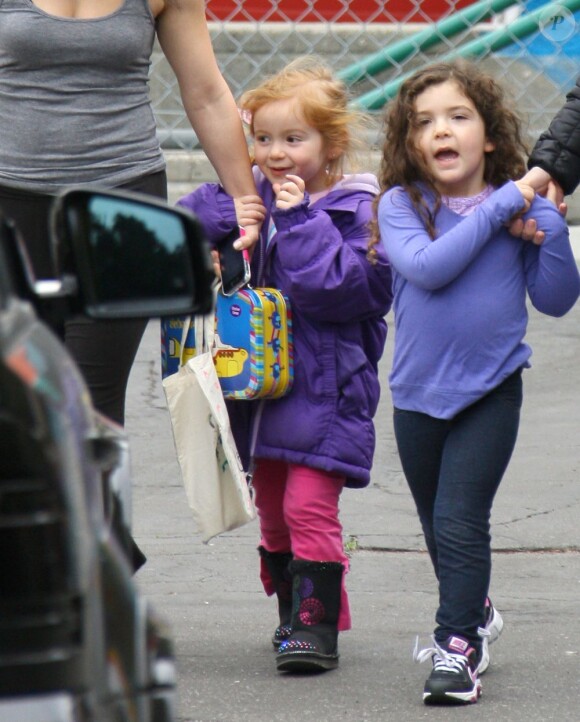 Sunday Urban, la fille de Nicole Kidman et Keith Urban, rentre de l'école avec sa nounou à Los Angeles, le 24 janvier 2013.